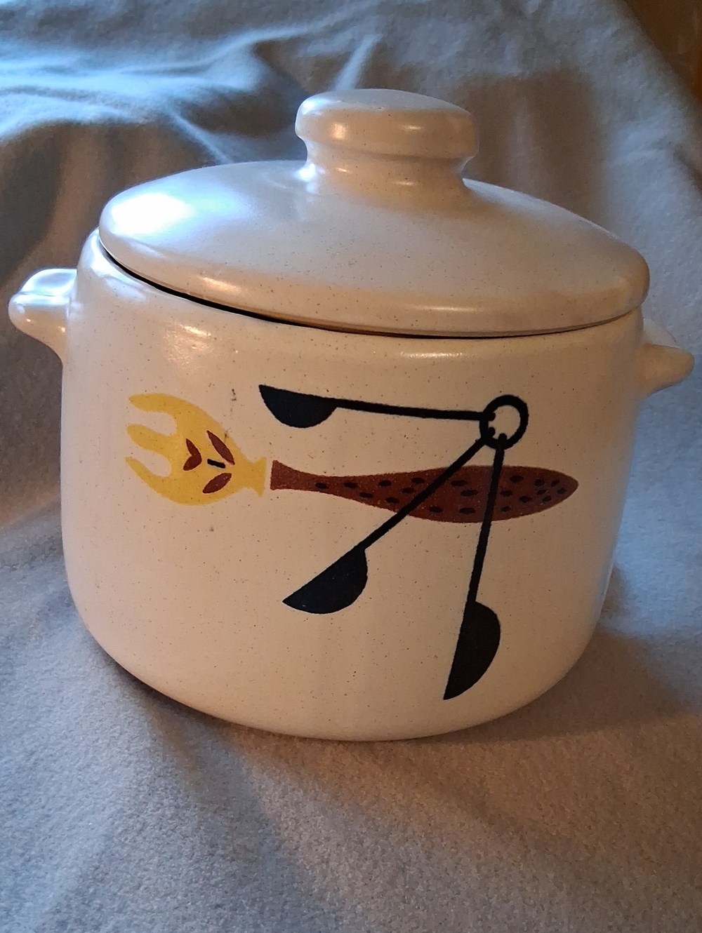 Vintage West Bend USA 2 qt Ceramic Covered Casserole with Kitchen Motif